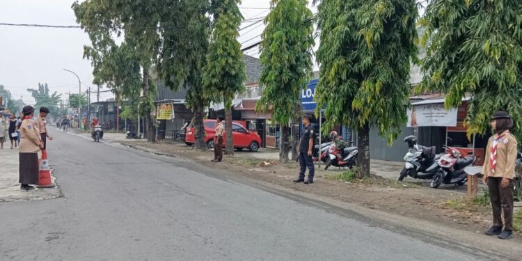 Prosesi Agung Paroki, Pramuka Peduli Kwarcab Bantul Bantu Pengamanan Lalu Lintas di Gereja HKTY Ganjuran