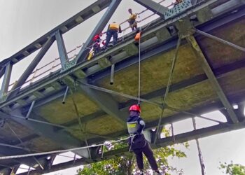 Saka Bhayangkara Seyegan Praktik Rappelling di Jembatan Kronggahan