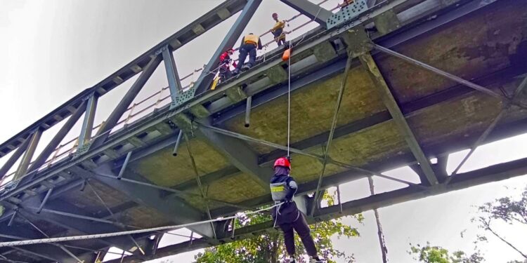 Saka Bhayangkara Seyegan Praktik Rappelling di Jembatan Kronggahan