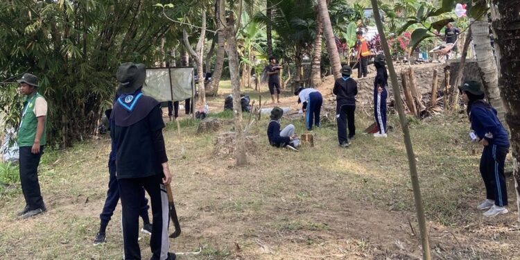 Peserta Perkemahan Wirakarya DIY 2025 Melaksanakan Beberapa Aksi Sosial pada Hari Kedua Kegiatan di Kampung Pramuka Sokorojo