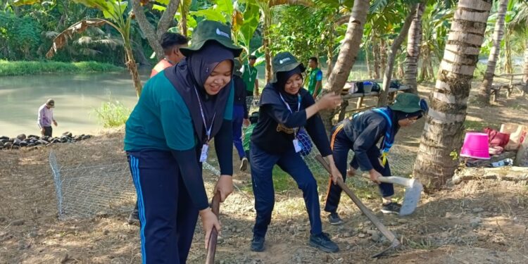 Peserta Perkemahan Wirakarya DIY 2025 Bangun Dermaga River Tubing di Kampung Pramuka Sokorojo