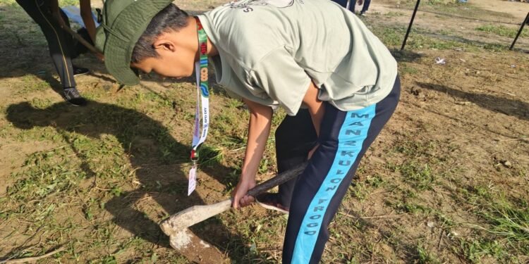 Peserta Perkemahan Wirakarya DIY 2025 Penuh Semangat dan Dedikasi Melakukan Giat Perataan Lahan