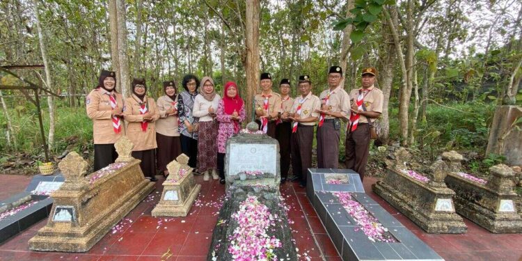 Rangkaian Peringatan Hari Pramuka ke-64, Kwarran Playen Melaksanakan Anjangsana dan Ziarah Makam