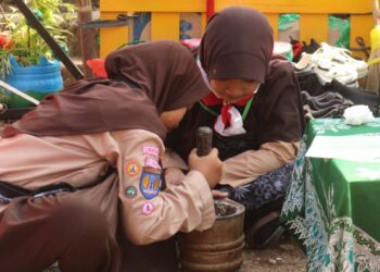Peserta Lomba Galang Pramuka Penggalang MI se-Gunungkidul Unjuk Keahlian dalam Giat Prestasi Meracik Jamu