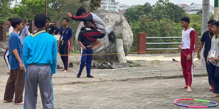 Asyiknya Peserta Kemah Pramuka Istimewa Melakukan Permainan dan Olahraga Tradisional