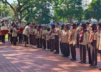 Para Pemenang Lomba Lingkungan Hidup Tahun 2025 Kwarda DIY Menerima Hadiah dalam Rangkaian Apel Besar Hari Pramuka ke-64
