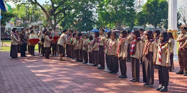 Para Pemenang Lomba Lingkungan Hidup Tahun 2025 Kwarda DIY Menerima Hadiah dalam Rangkaian Apel Besar Hari Pramuka ke-64