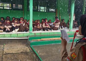 Latihan Sandi Morse Penggalang SDIT Tunas Mulia Tetap Berjalan Walau Diguyur Hujan Deras