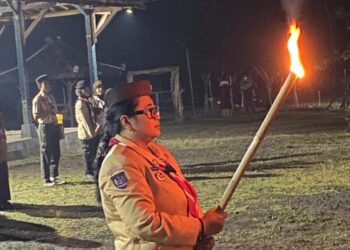 Jadi Pembina Upacara Api Unggun Perkemahan SMPN 1 Semanu, Kak Endah: Di Alam Terbuka Pramuka Ditempa