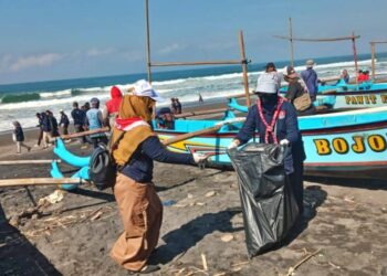 Pramuka DIY Turut Berpartisipasi dalam Gita Laut Tahun 2025 di Pantai Depok
