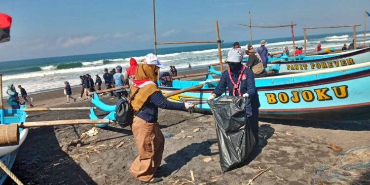 Pramuka DIY Turut Berpartisipasi dalam Gita Laut Tahun 2025 di Pantai Depok