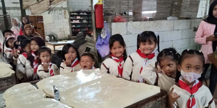 Asyiknya Outing Class Pramuka Pra Siaga TK Negeri Semanu ke Pabrik Bakpia