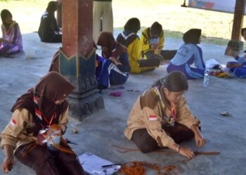 Fokus dan Teliti, Dua Peserta dari Masing-Masing Regu Putri Peserta LT-IV Kwarda DIY Tahun 2025 Ikuti Giat Prestasi Hasta Karya