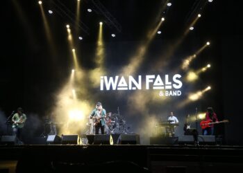 Iwan Fals Ciptakan Lagu 100 Tahun Gontor, Puluhan Ribu Peserta WMSJ 2025 Larut Bernyanyi Bersama