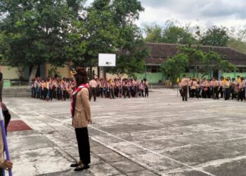 Di Bawah Langit Mendung, Semangat Pramuka SMPN 2 Semin Tetap Membara