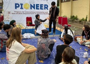 Peserta Pioneer-UGM Antusias dan Menikmati Kegiatan Membatik di Buper Babarsari