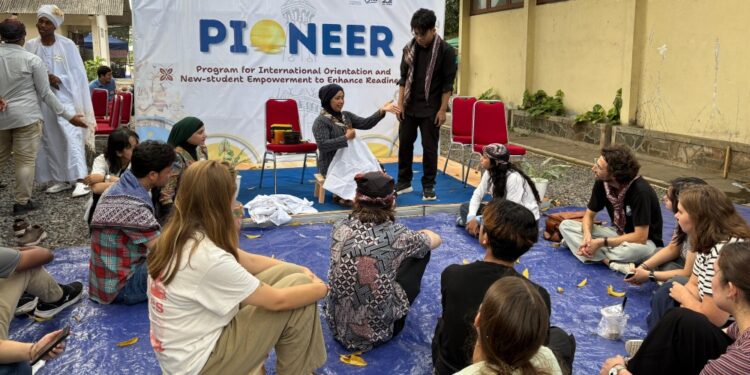Peserta Pioneer-UGM Antusias dan Menikmati Kegiatan Membatik di Buper Babarsari