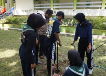 Penuh Semangat, Pramuka Stembayo Berlatih Praktik Pembuatan Biopori