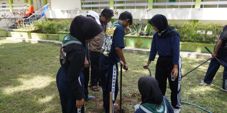 Penuh Semangat, Pramuka Stembayo Berlatih Praktik Pembuatan Biopori