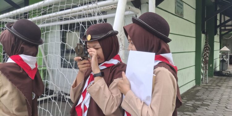 Orientasi Medan Lingkungan Terbuka, Pramuka MAN 1 Yogyakarta Ajarkan Ilmu Medan Peta Kompas