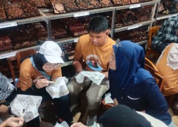 Peserta Kegiatan Pembudayaan Nilai-Nilai Pancasila Kunjungi Batik Afif, Belajar Membatik Secara Langsung