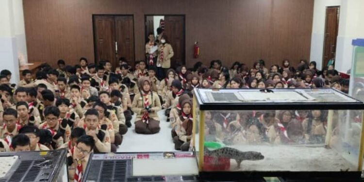 Pendopo Crew Edukasi Anggota Pramuka SMAN 10 Yogyakarta: Kenali Ular Berbisa dan Tidak Berbisa dalam Program Konservasi Satwa