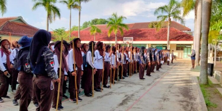 Pramuka SMA Negeri 2 Wonosari Gelar Hiking dan Bakti Masyarakat