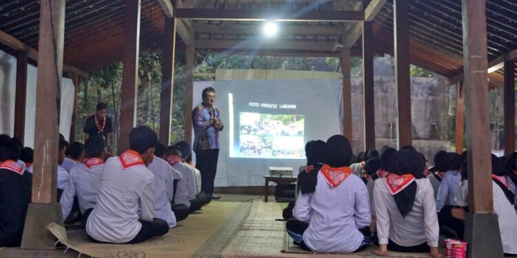 Peserta Festival Kebangsaan 2025 Antusias Mengikuti Materi Upacara Adat