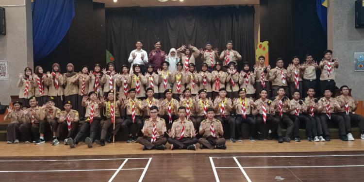 13 Penegak Ambalan Soedirman–R.A. Kartini SMA Negeri 6 Yogyakarta Menerima Penghargaan Bintang Tahunan