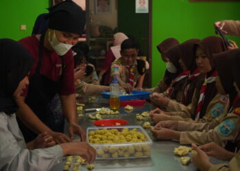Pramuka MAN 1 Yogyakarta Berpartisipasi dalam Workshop Pembuatan Bakpia dan Eco Pounding bersama Saka Pariwisata