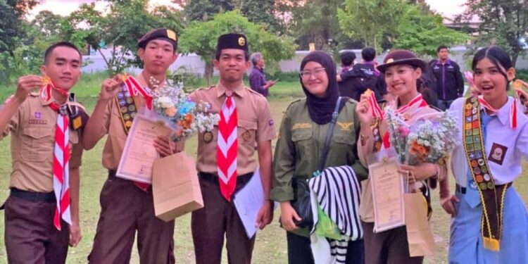 Pemangku Adat Putra dan Putri Ambalan Arjuna Srikandi SMK Negeri 1 Yogyakarta Raih Pramuka Garuda