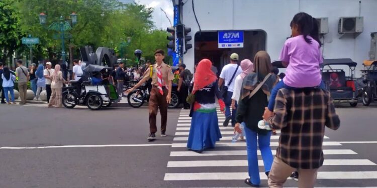 Pramuka Kwarcab Kota Yogyakarta Bantu Pengamanan Nataru 2025 di Posko Teteg Abu Bakar Ali