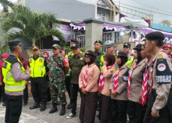 Pramuka Kwarran Ngemplak Bantu Pengamanan Natal 2025 di Gereja Santo Petrus dan Paulus Wedomartani