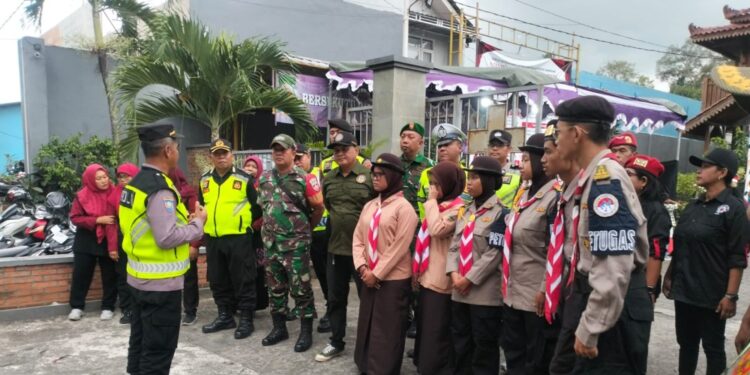 Pramuka Kwarran Ngemplak Bantu Pengamanan Natal 2025 di Gereja Santo Petrus dan Paulus Wedomartani