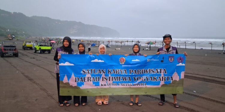 Saka Pariwisata Bantul Melaksanakan Karya Bakti Nataru 2025 di Kawasan Pantai Parangtritis