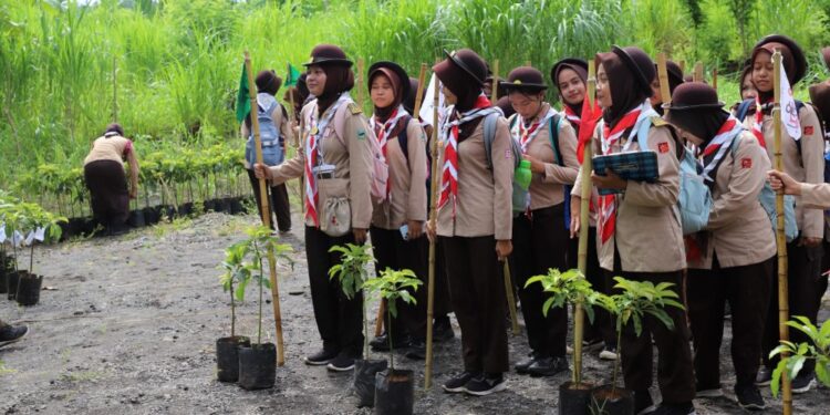 Gugus Depan Pangkalan SMAN 1 Pengasih Gelar Hiking dan Tanam Pohon Alpukat