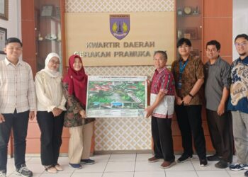 Kwarda DIY menerima Peta Topografi Bumi Perkemahan Karang Pramuka Kaliurang dari Teknik Geodesi FT UGM
