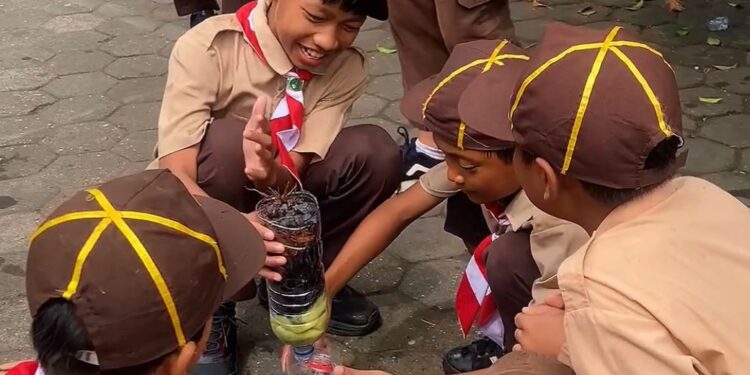 Latihan Survival (Penjernihan Air) Pramuka SD N Ngangkrik Sleman
