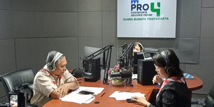 Kak Hayu dan Kak Budoyo Bahas Peran Strategis Pramuka dalam Pendidikan Karakter di RRI Pro 4 Yogyakarta