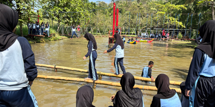 Menarik dan menantang! Keseruan outbond Pramuka Penggalang SMP Negeri 4 Wates