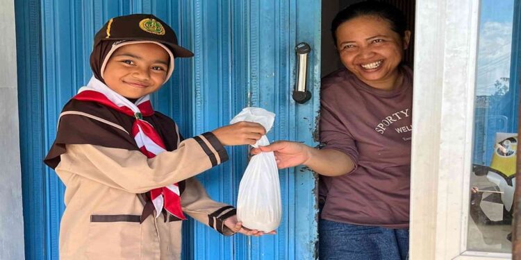 Pramuka Siaga SDN Godean 2 Ikut Serta Membagikan Daging Qurban sebagai Wujud Nyata Pengabdian Masyarakat